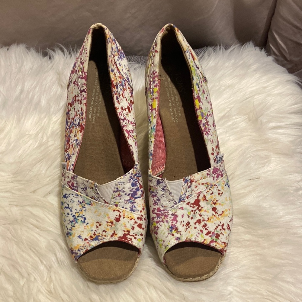 Tom’s wedge splattered shoes